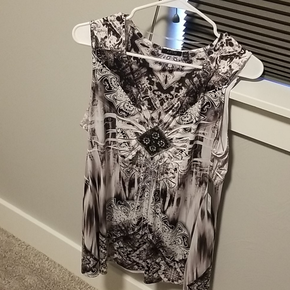 Sleeveless shirt